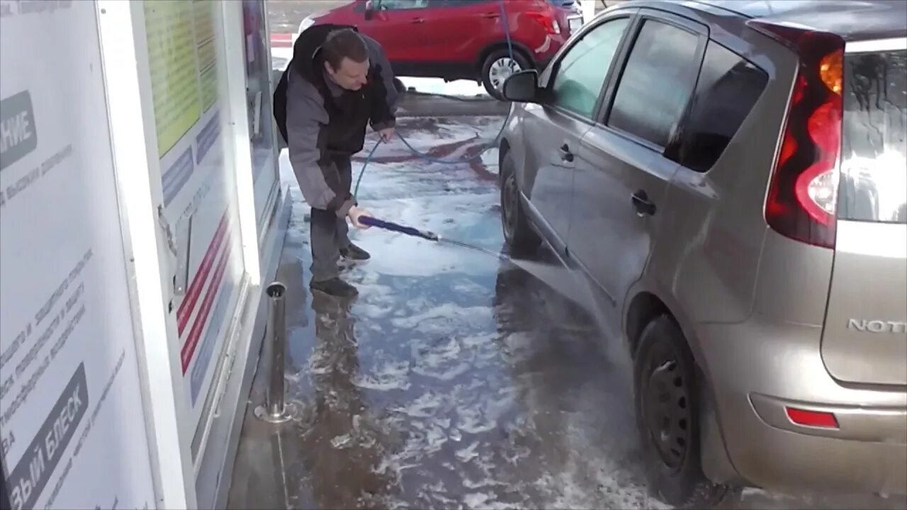 Мытье машины на мойке самообслуживания. Мойка машины за 100 рублей. Помыть машину на мойке. Вымыть автомобиль на мойке самообслуживания.