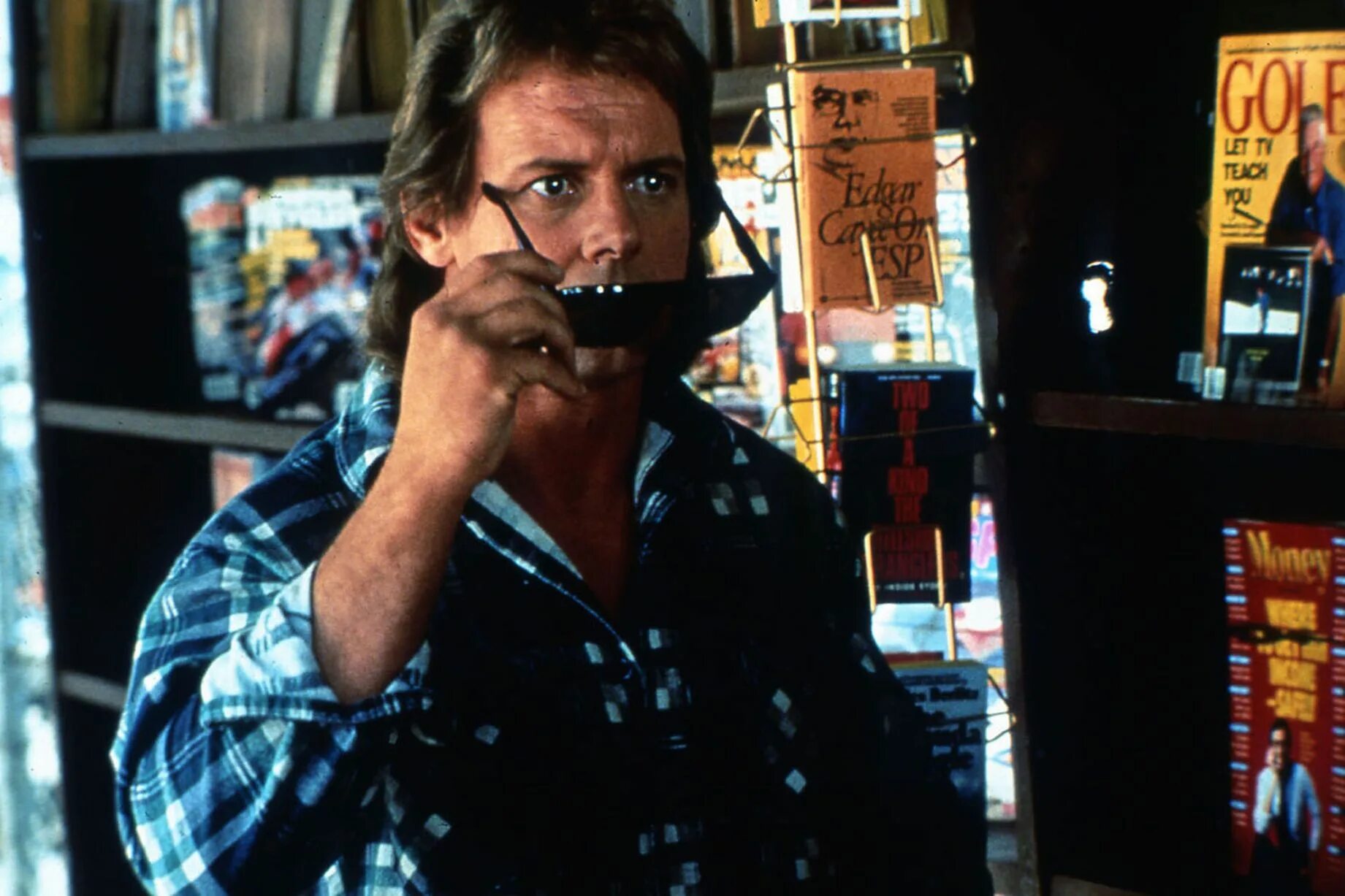 Чужие среди нас 1988. They lived interesting lives. Свой среди чужих 1988. Чужие среди нас фильм 1988. Чужие среди нас, 1988 джон карпентер.