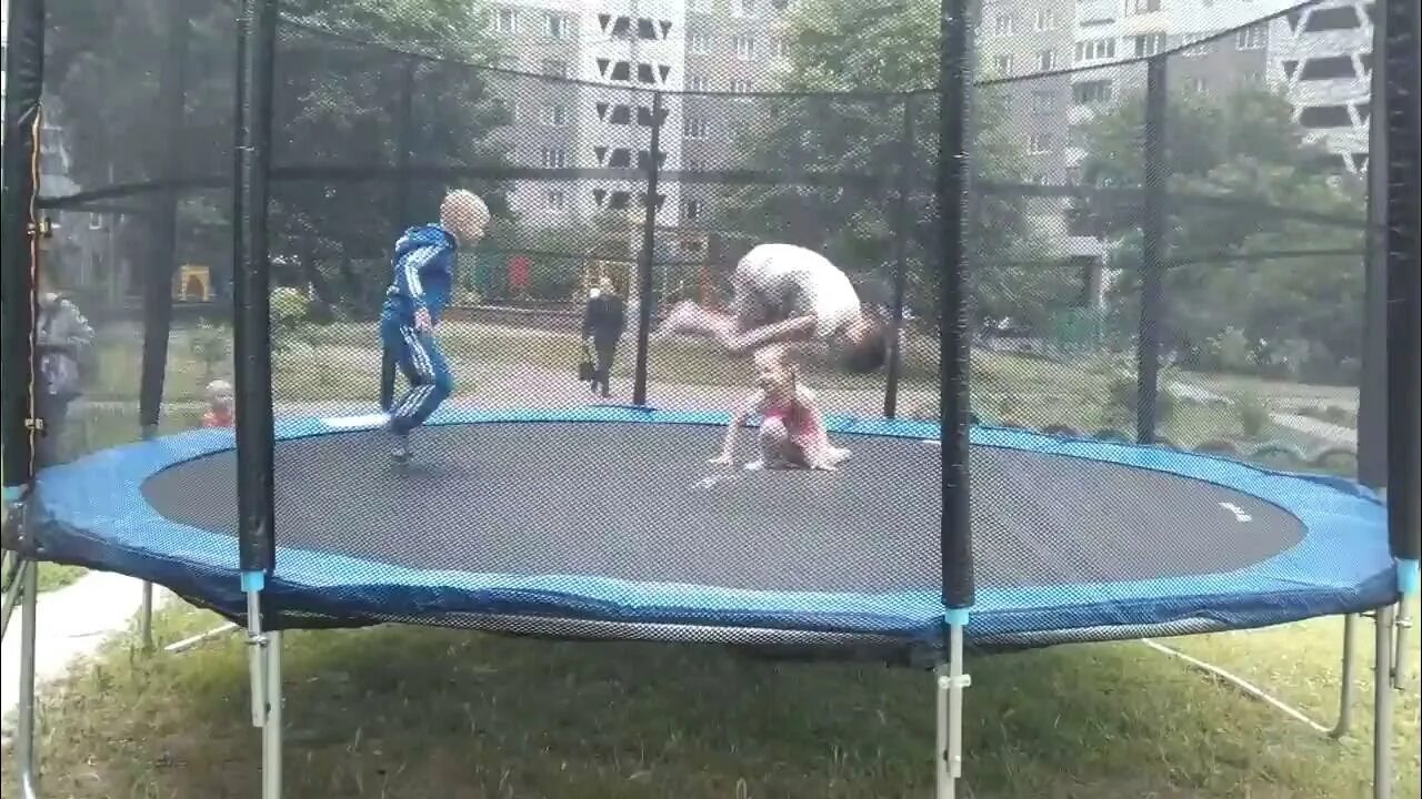 Сальто назад на батуте. Красивый прыжок. Сальто на батуте. Заднее сальто на батуте. Сальтуха назад на батуте.