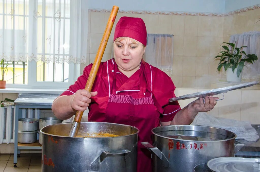 Варить варит повар. Повариха в столовой. повариха в школьной столовке. повариха в столовке в школе. толстая повариха.