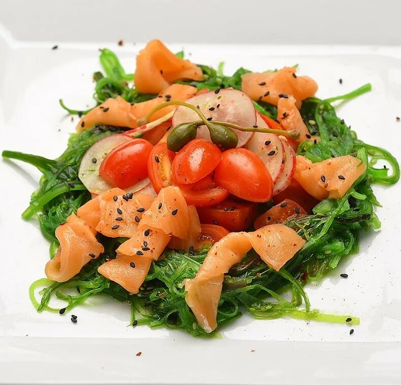 Лосось в сливочном соусе со шпинатом и помидорами черри. Лосось в сливках со шпинатом и помидорами. Семга со шпинатом и черри. Треска аля флорентин. Семга со шпинатом и черри.