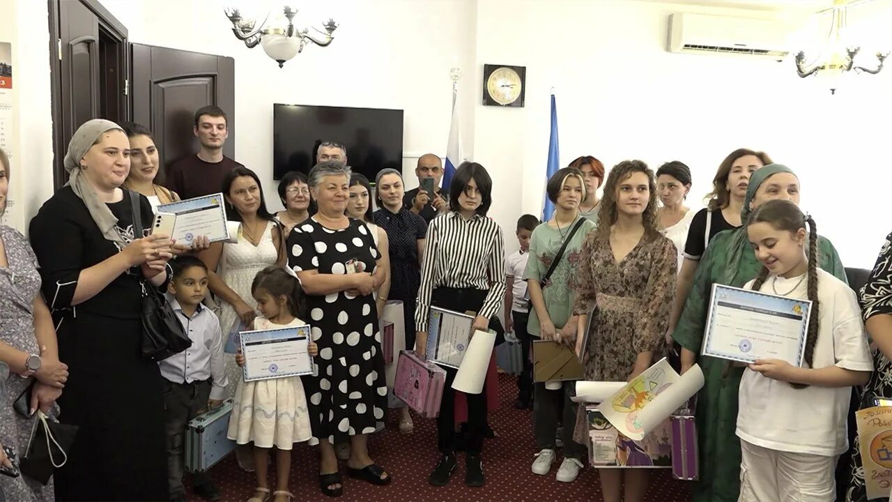 Всемирный день поэзии выставка в библиотеке. Воспитатель года 2023 года. Закрытие конкурса. Всемирный день поэзии выставка в библиотеке. Мисс кбр 2022 нальчик.