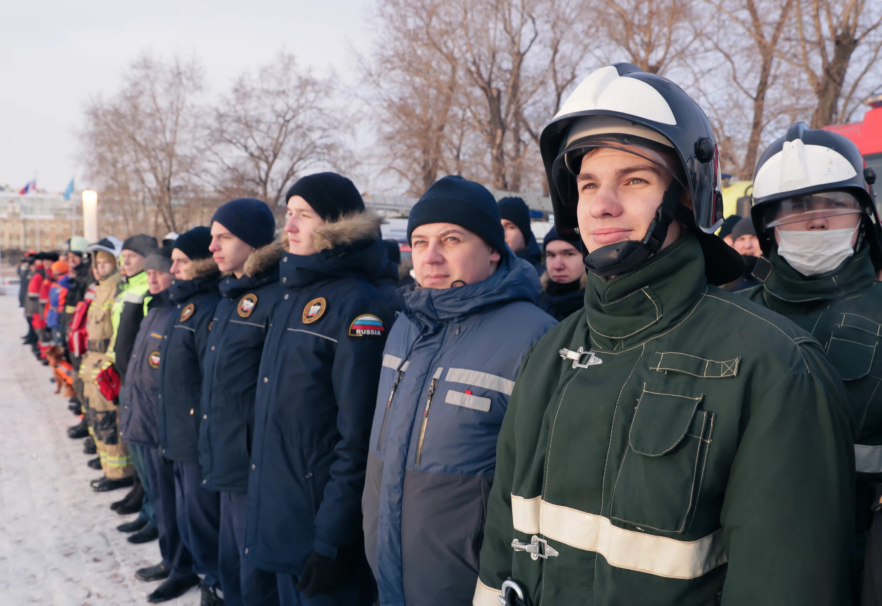 Сколько зарабатывают спасатели. Петербургские новости. ГПН получили новую технику. Питерские спасатели в аэропорту. Министр МЧС вручил новую технику в СПБ видео сегодня.