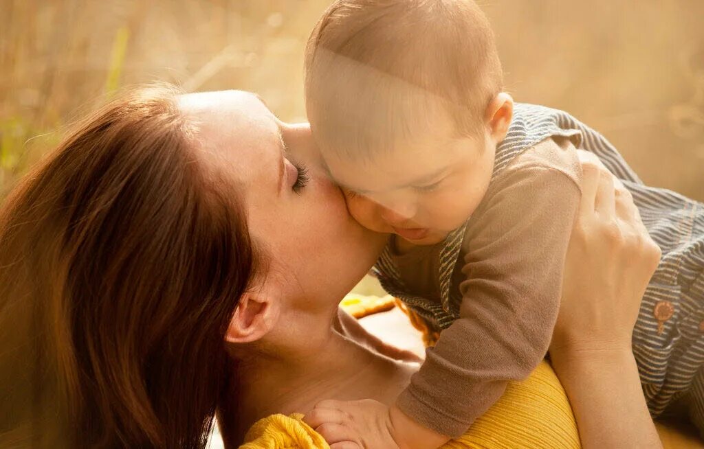 Любовь с мамой видео. Любовь матери. Материнский поцелуй. Любовь матери к ребенку. Материнская любовь к сыну.