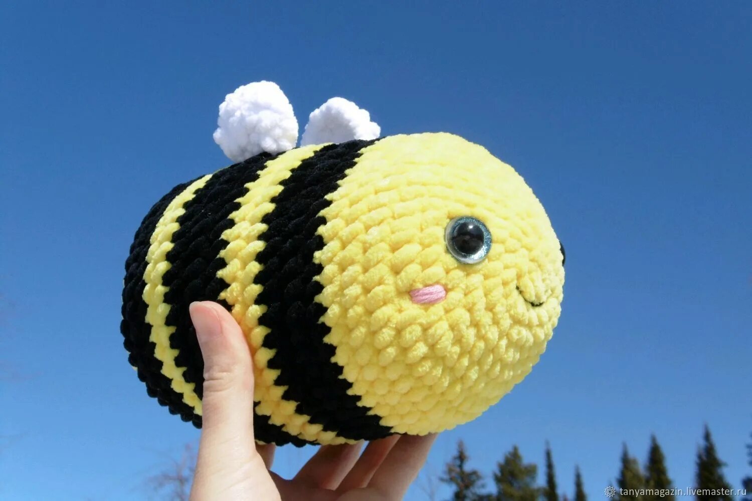 Плюшевая пчелка. Вязаная игрушка Пчелка. Вязаная плюшевая пчела. Пчелка из плюшевой пряжи. Вязаная Пчелка крючком.