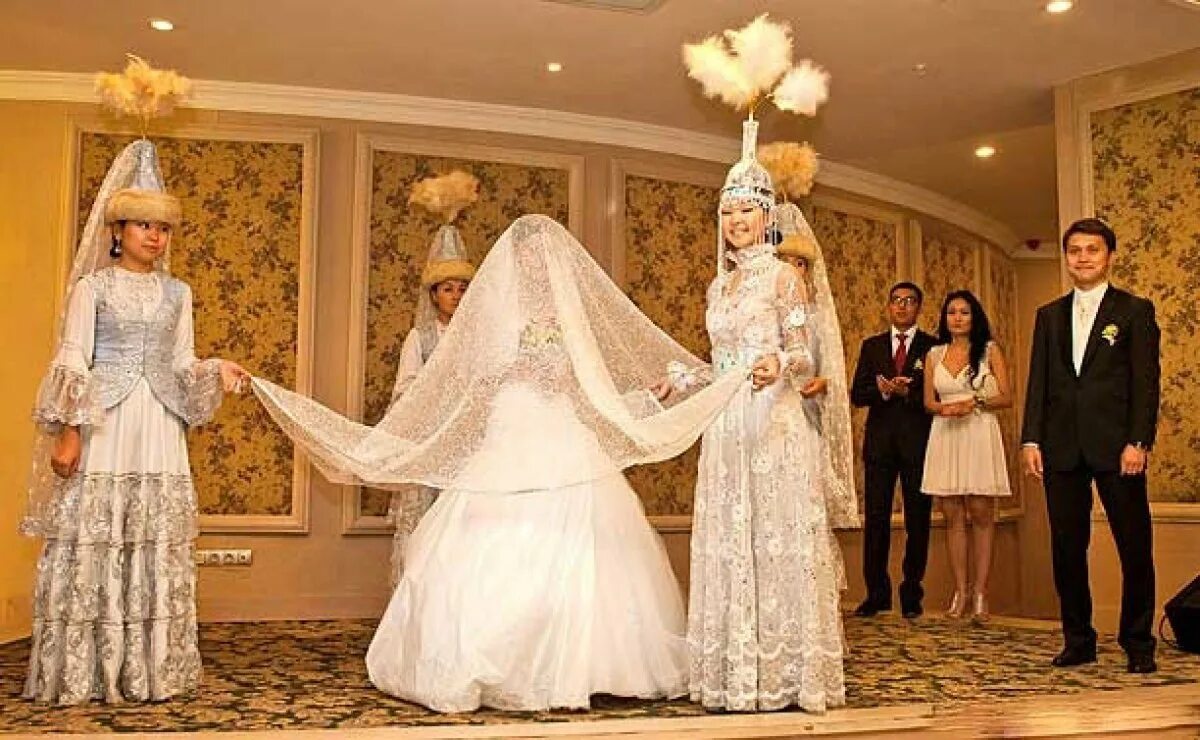 Свадьба у казахов. Казахская свадьба беташар. Казахская традиция кыз узату. Казахские традиции беташар. Традиции казахов на свадьбе.