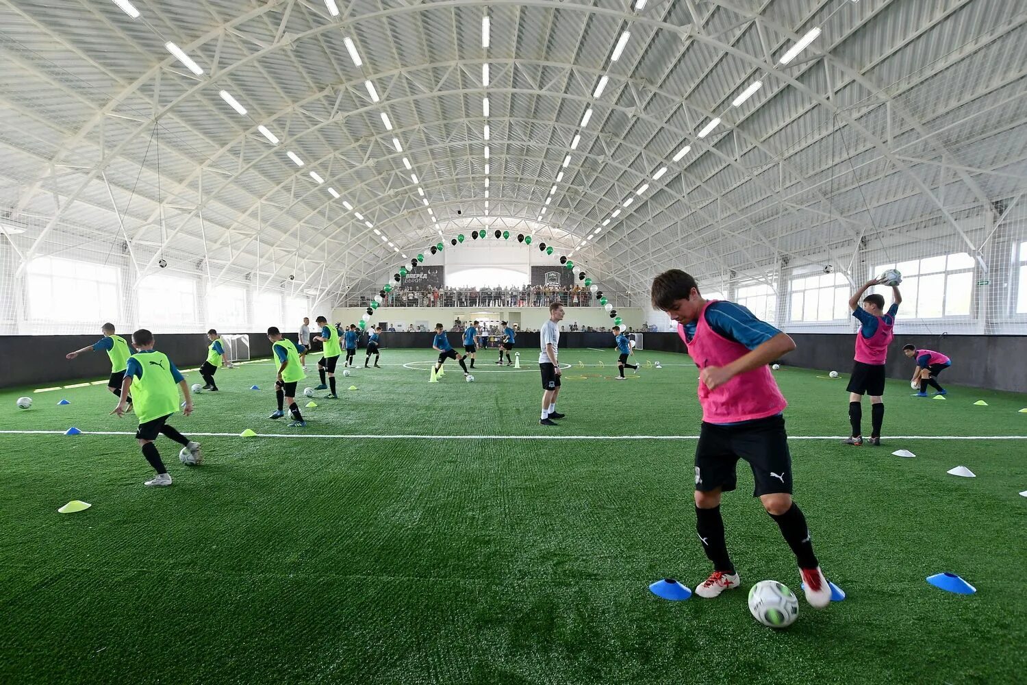 Фк краснодар 2 пятилетка. Академия футбола волгарь астрахань. Академия 2 пятилетка. Академия 2 пятилетка. Футбольная академия таблички.