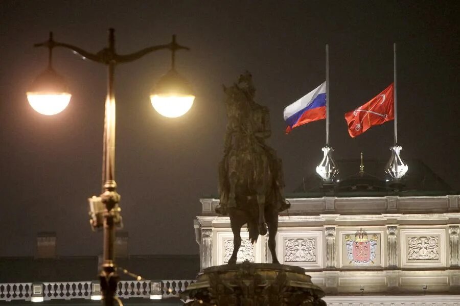 В лондоне приспустили флаги. Приспущенный флаг. Приспущенный флаг России. Траурный флаг России. Итальянский флаг приспущенный траурный.