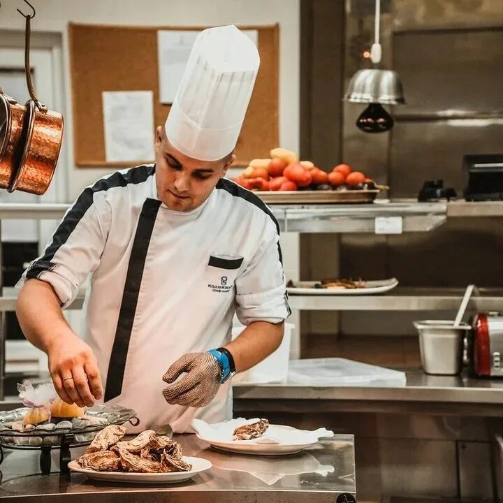 Столовые москва повар мясного цеха. Повар в цеху. Оборудование поваров. Столовые москва повар мясного цеха. Столовые москва повар мясного цеха.