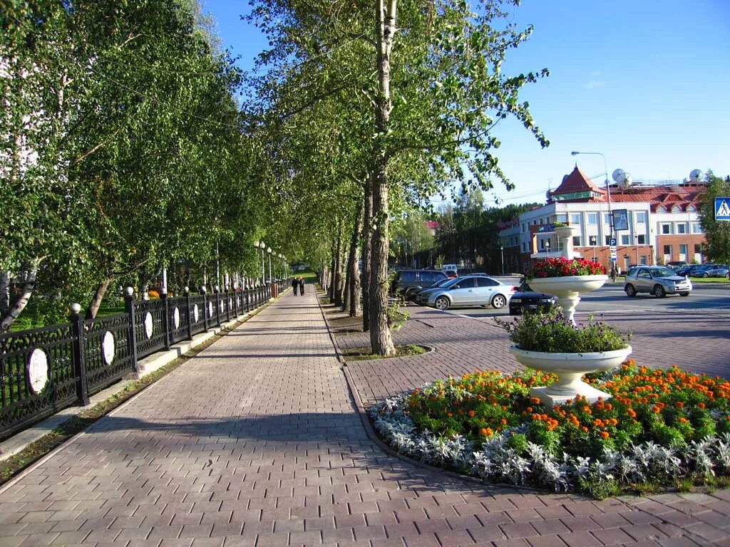 Сайт города ханты. Летний ханты-мансийск. лето в ханты-мансийске. улицы ханты-мансийска. площадь ханты-мансийска.