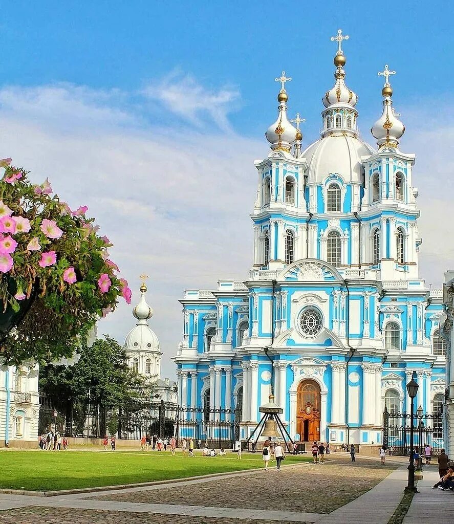 смольный монастырь в петербурге.