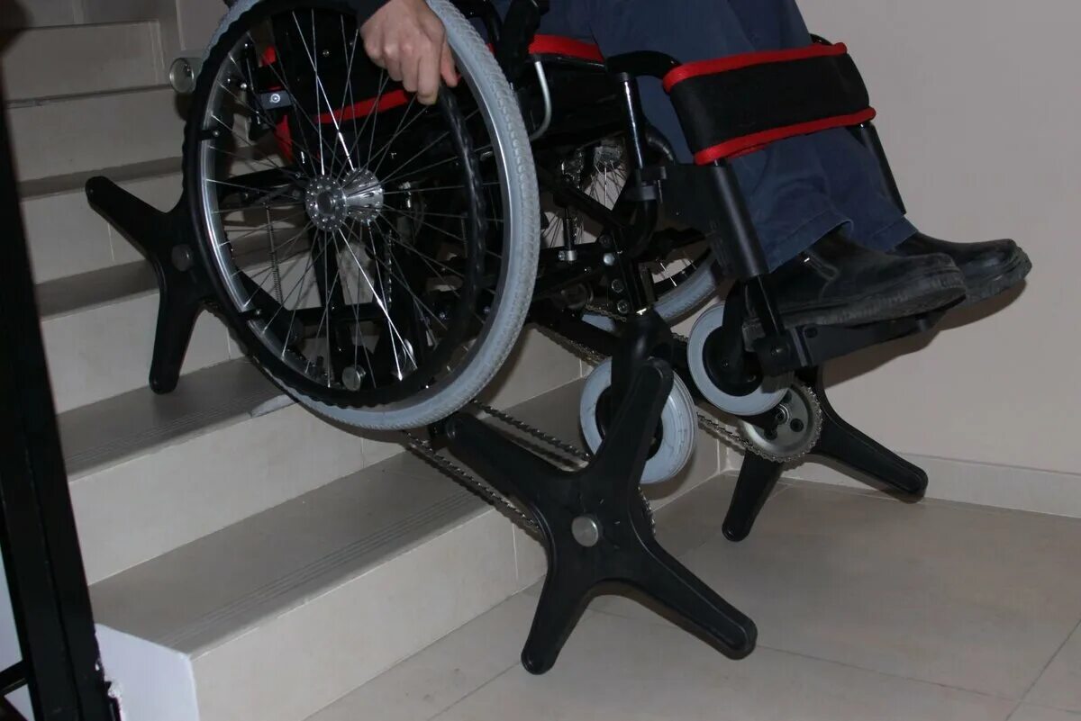 Инвалидная коляска "ступенькоход" «гради-стандарт». Кресло-коляска ступенькоход «гради -стандарт». Инвалидной коляски - "ступенькоход" Гранди стандарт. Шагающая коляска для инвалидов.