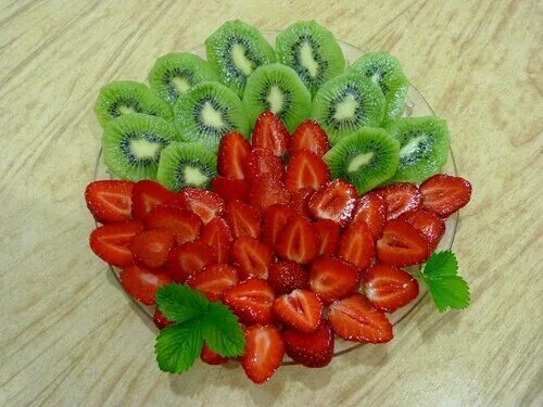 Как красиво нарезать клубнику. Красиво нарезать клубнику. карвинг клубника. фруктовая нарезка с клубникой. нарезка клубники для украшения.