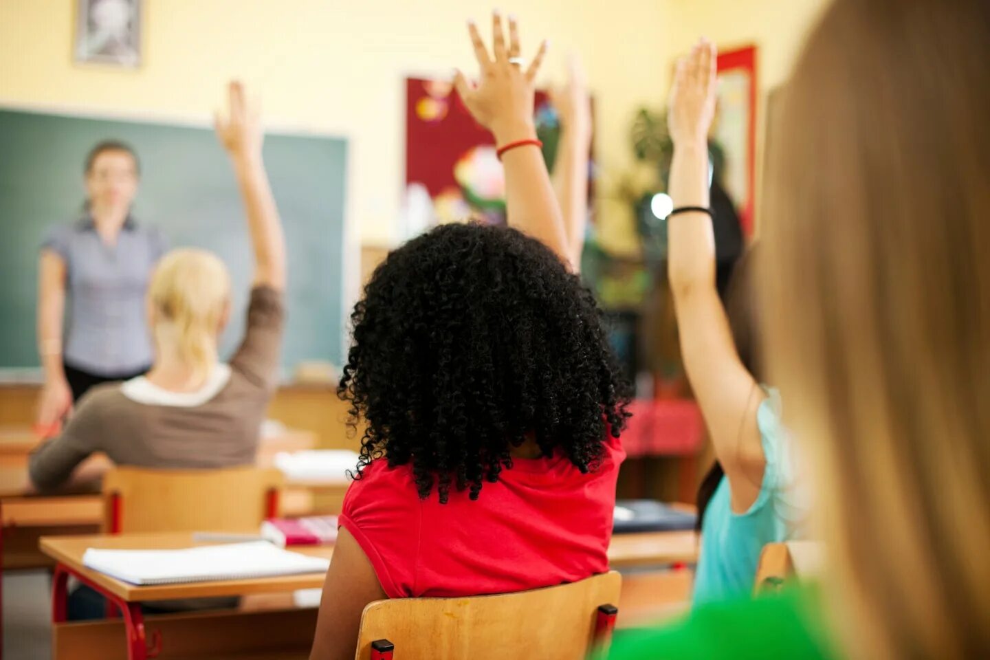 The are good pupils. Студенты в классе. Человек класс. Учитель с поднятой рукой. Девушки обернулись в классе.