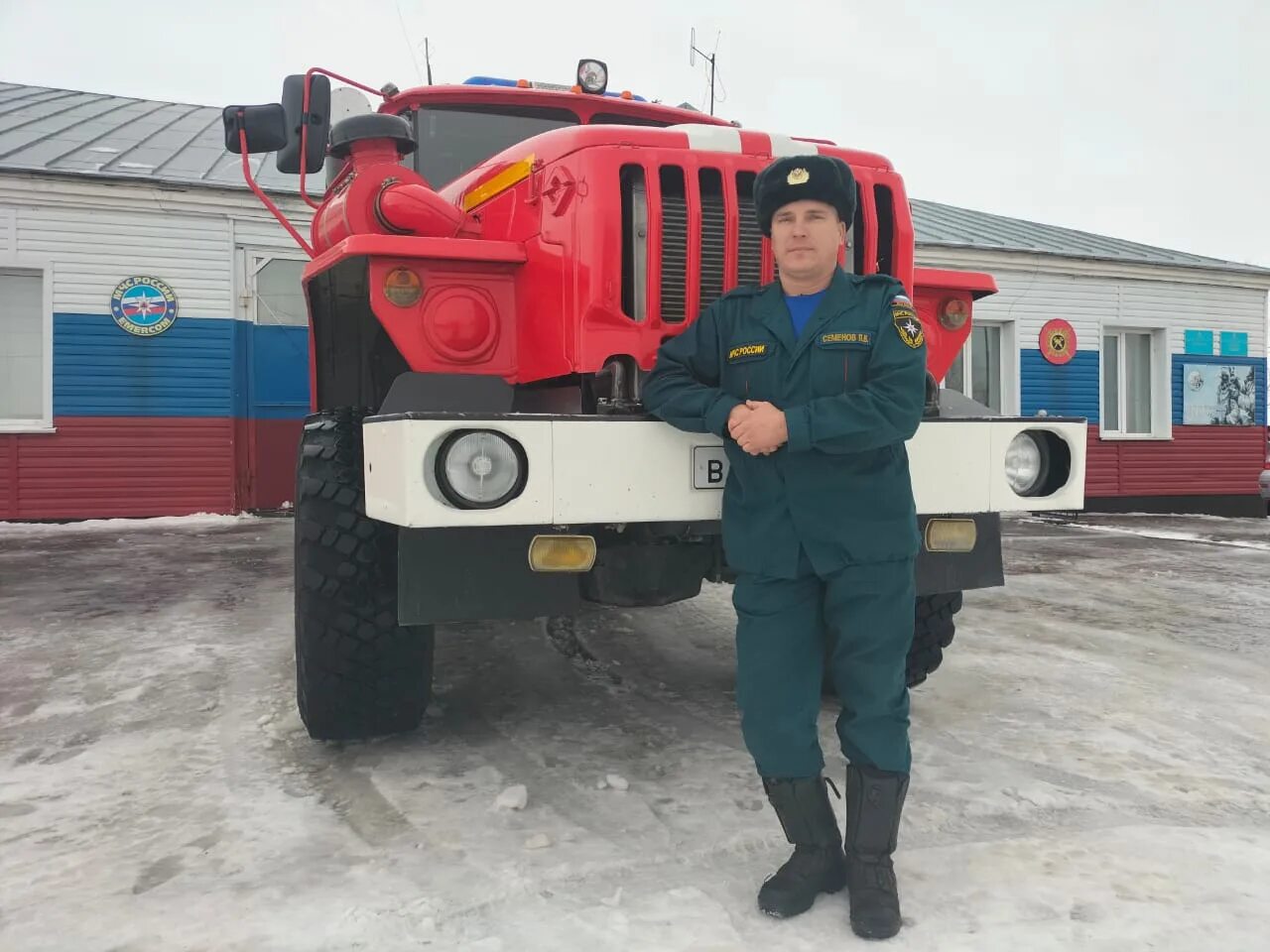 Работа водитель алтайский край. Сотрудники МЧС по Алтайскому краю. Начальник МЧС Змеиногорске. Водитель Алтай.