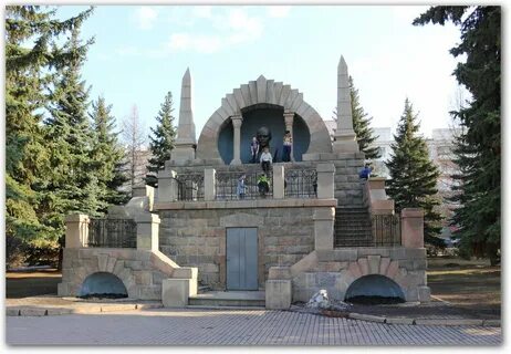 Памятник мавзолей