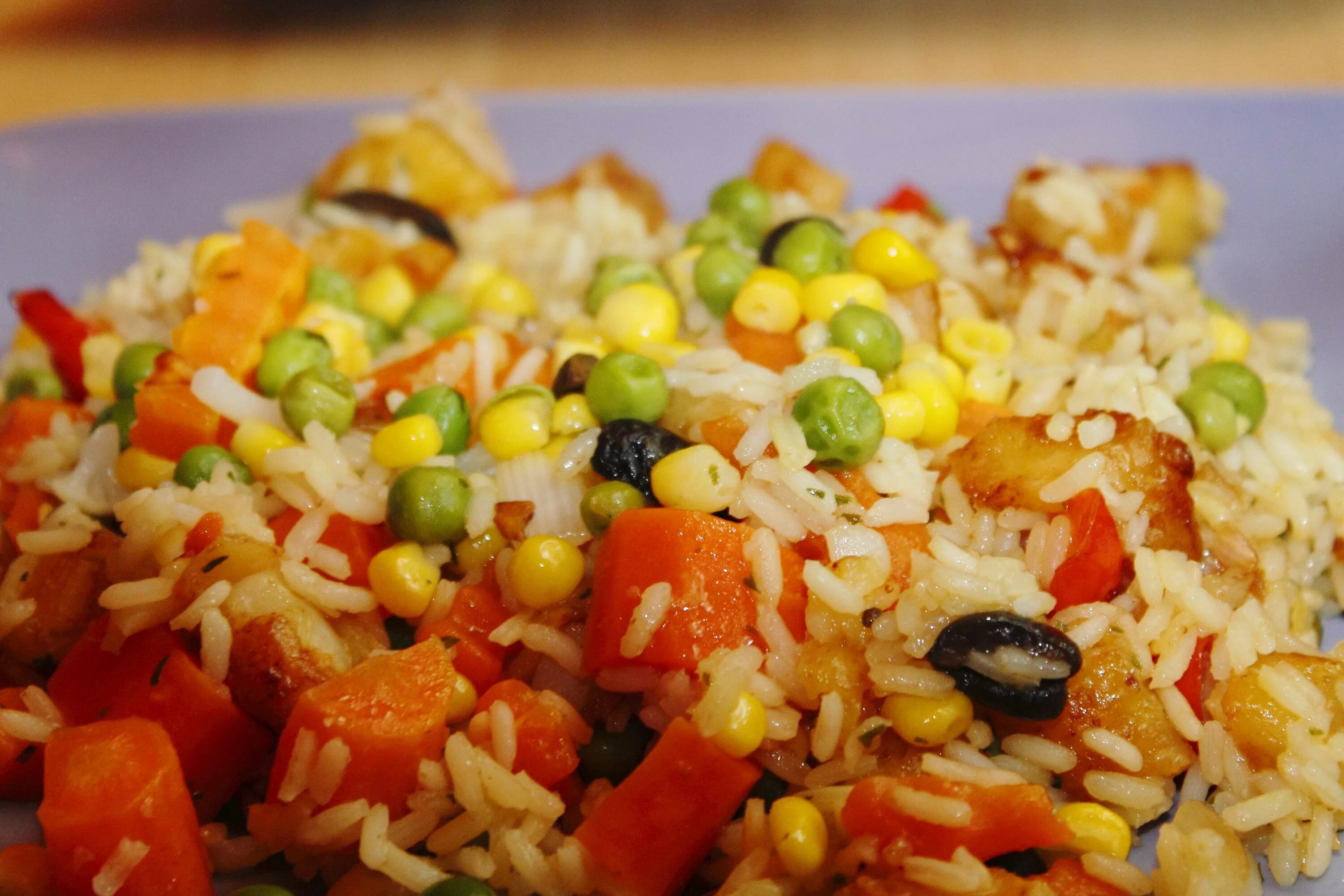 Rice vegetable. Рис басмати с овощами. Рассыпчатый рис с овощами. Рис с овощами на сковороде. Рис с тушеными овощами.