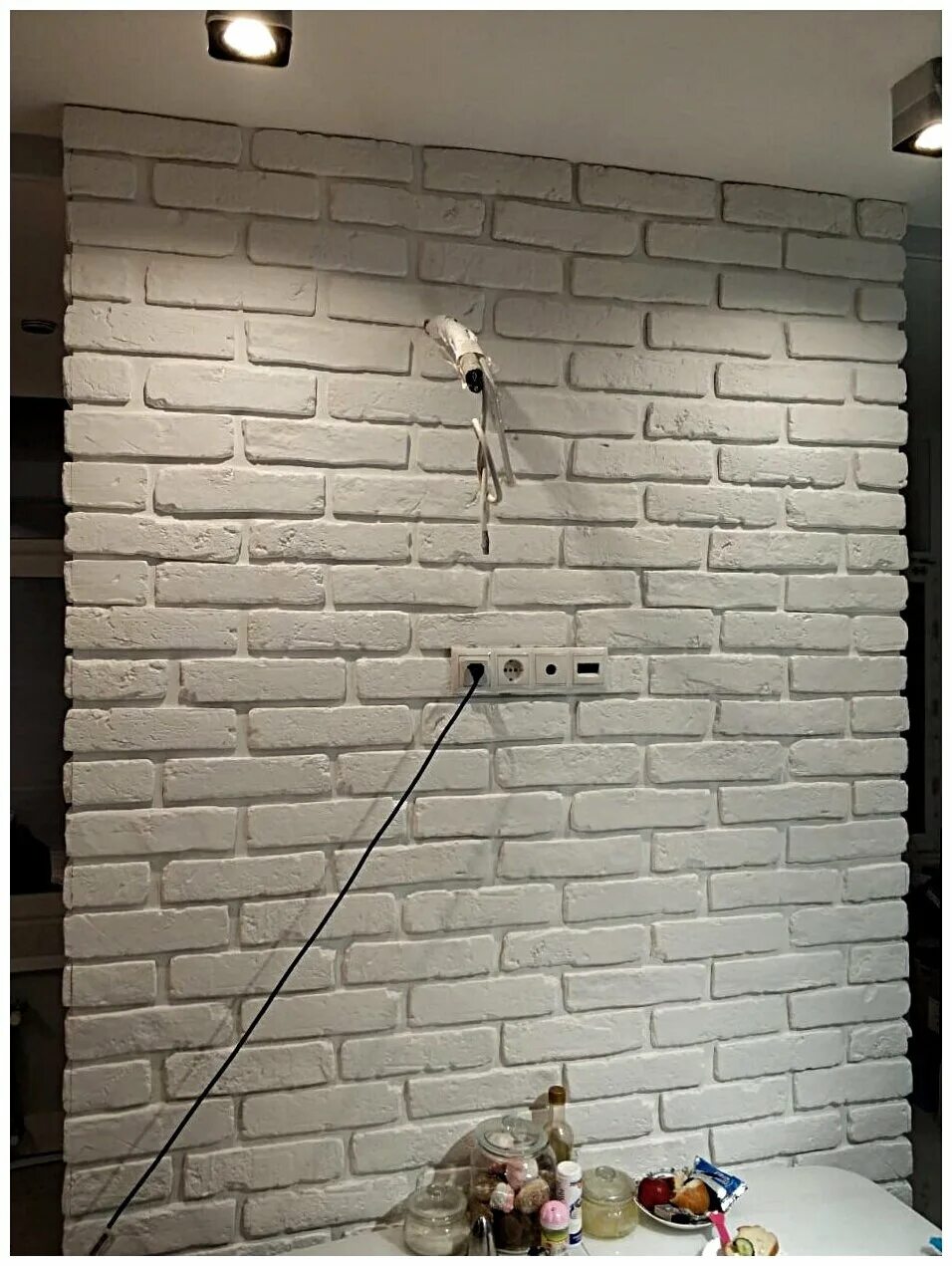 эллинбрик гипсовый кирпич. белые кирпичики на стене. кирпич в интерьере. стенка из декоративного кирпича. монте альба монтебелло.