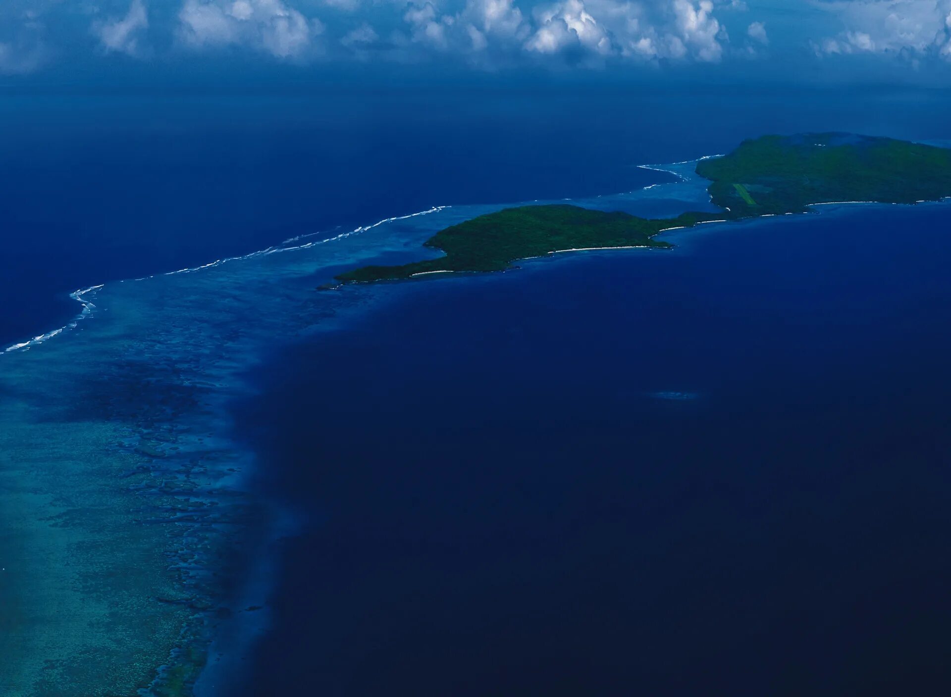 Воды карибских островов. Карибское море. Атлантический океан. Острова Атлантического океана. Остров на рабочий стол.