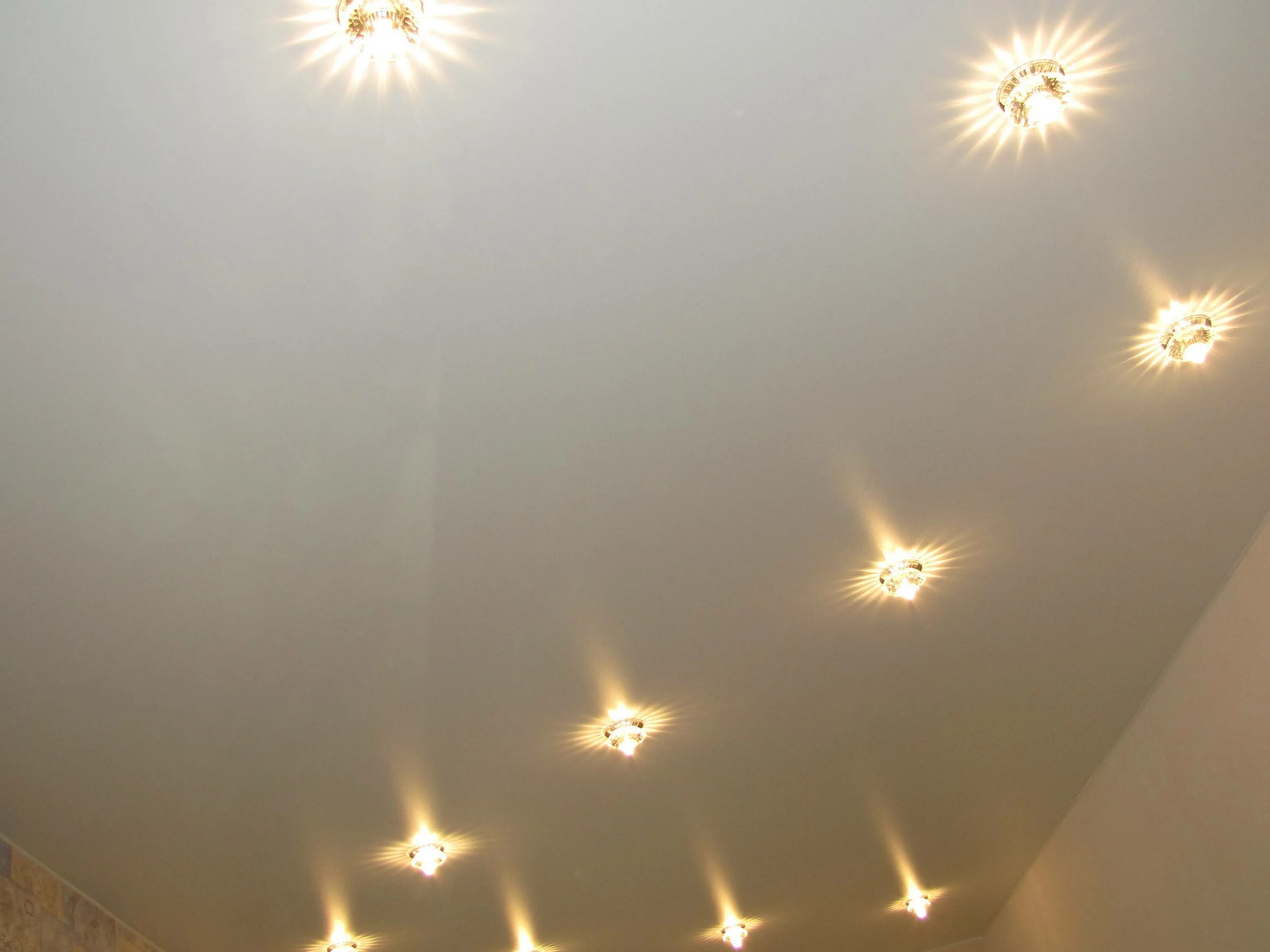 Матовый натяжной потолок м110. Как разместить натяжной потолок. Потолок с лампочками. Подвесной потолок в прихожей. Как разместить натяжной потолок.