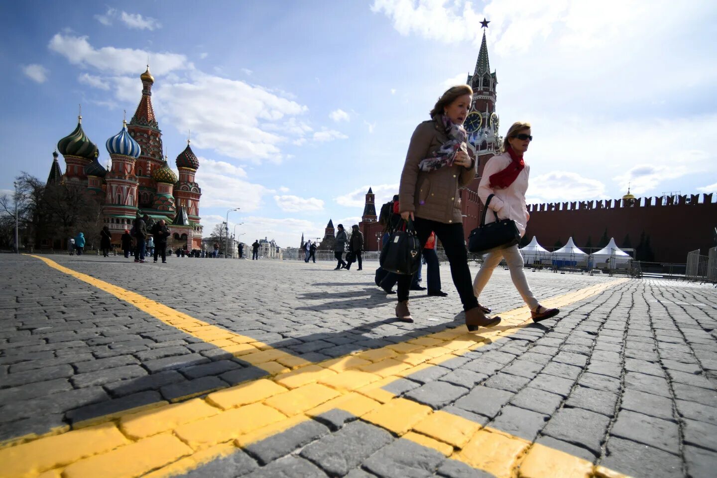 Выходные в мск. Туристы в Москве. Прогулка по красной площади с детьми. Путешествие по России. Иностранцы восхищаются Россией.