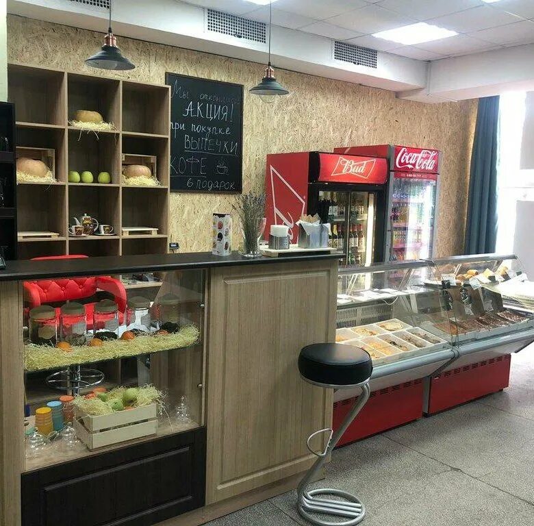 Продавец в буфет. Продавец. Продавец в буфет. Раздача в столовой. Буфет в театре.