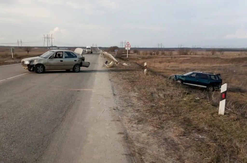 Машины зимовники. ДТП Волгодонск Зимовники. Авария трасса Волгодонск Зимовники. Трасса Волгодонск.