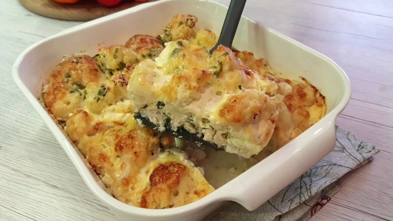 Запеканка курица капуста сыр. Куриная запеканка с цветной капустой. Запеканка с цветной капустой и курицей. Запеканка с цветной капустой в духовке. Запеканка из цветной капусты с курицей в духовке.