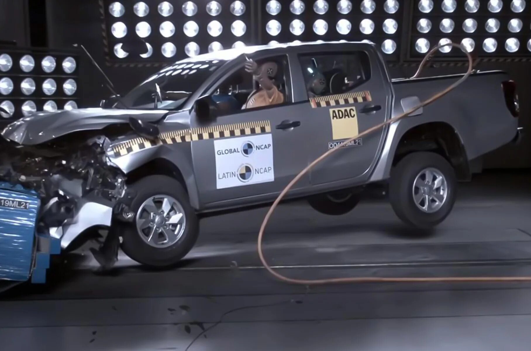 Краш тест 7 про макс. Митсубиси l200 краш тест. краш тест mitsubishi l200 2015. митсубиси л200 краш тест 2010. montero sport 2000 краш тест.