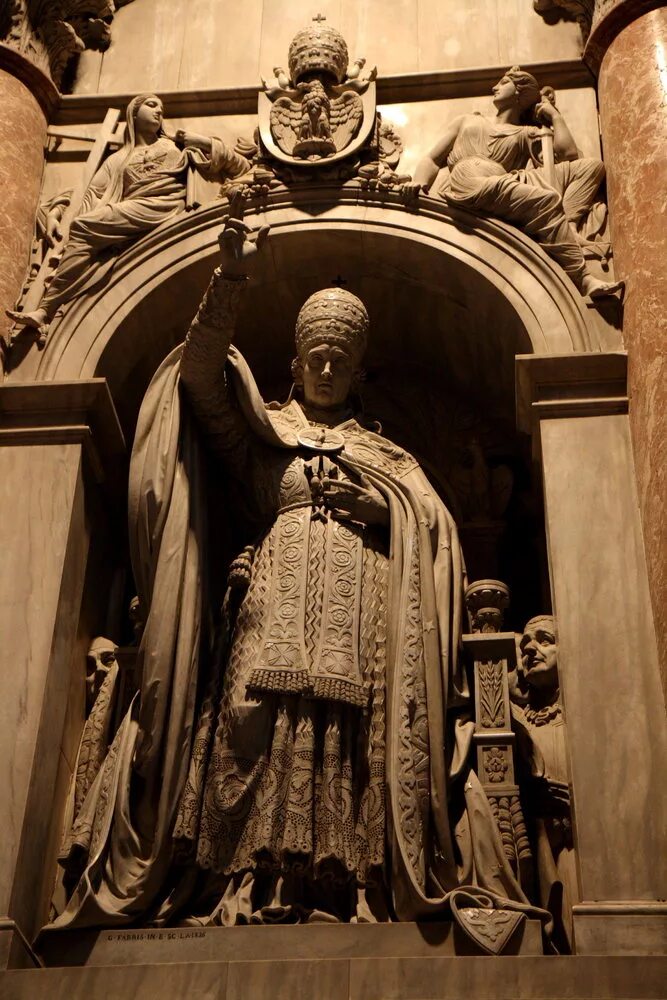 Апостол петра молния. Статуя Святого Петра в Ватикане. Статуя апостола Петра в Риме.