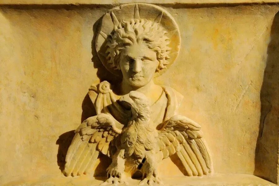 Sol invictus божество. Митра богиня древний рим. Гелиос бог солнца. Римский бог солнца. Sol invictus непобедимое солнце.