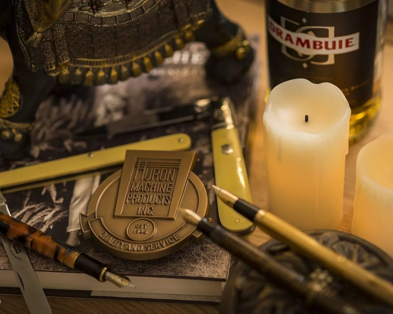 Ручка свечка. Ручка свечка. Книга и свеча. Перо ручка свеча фон. Блокнот ручка и свеча.