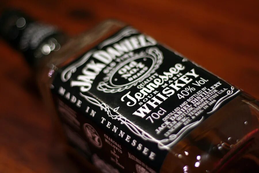 Джек дэниэлс это. Виски Джек Дэниэлс. Винокурня Джек Дэниэлс. Виски Jack Daniels. Джек Дэниэлс яблочный.