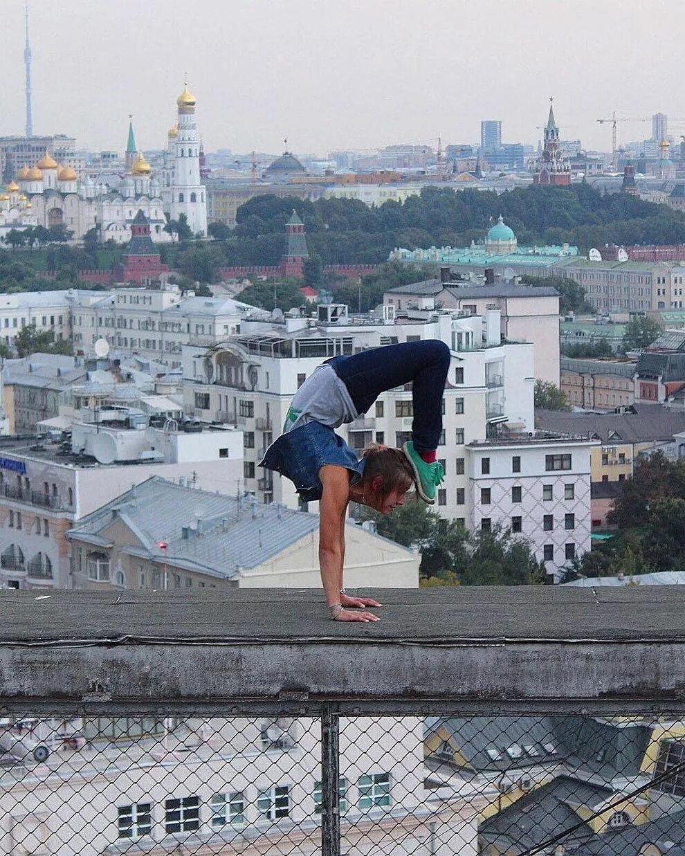 Человек стоит над городом. Руфер ангела Николау. Димитрис Николау.