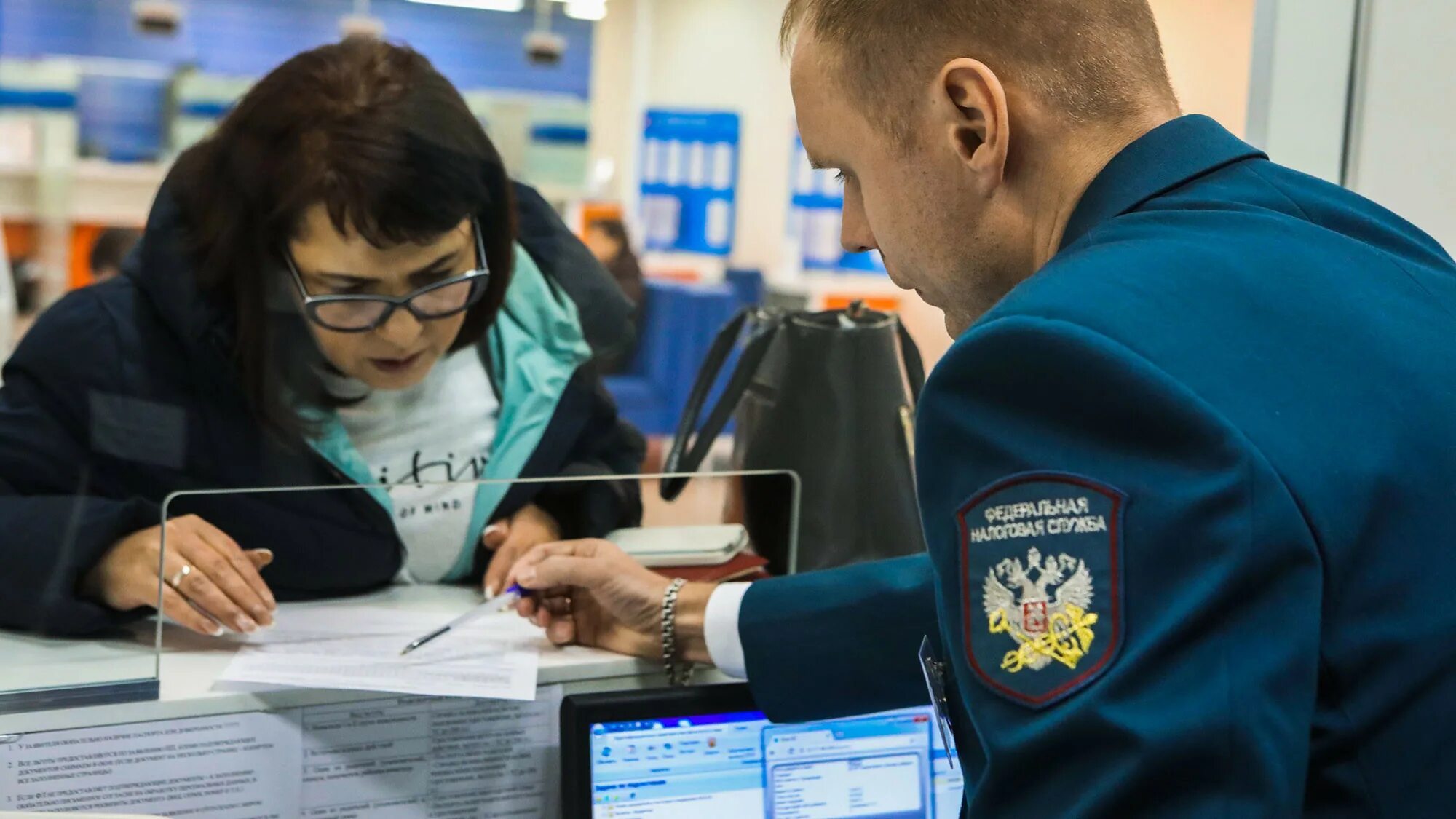 Бывшие налоговики. Налоговая. Уплата налогов. Налоги фото. Человек налоговая.