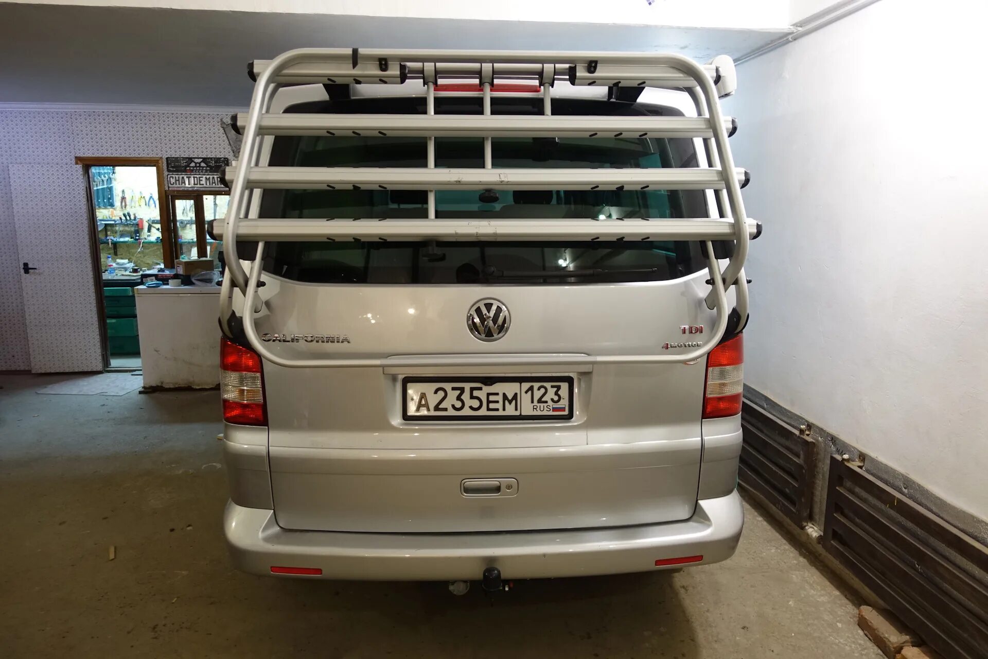 Дверь фольксваген мультивен т5. Volkswagen multivan t5 велобагажник. велобагажник vw t5. велобагажник на фольксваген т5. велобагажник мультивэн т 5.