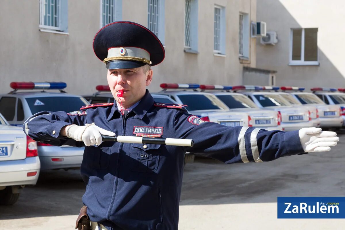 Гибдд самодельный. Красивый гаишник. Жезл регулировщика. Регулировщик на дороге.