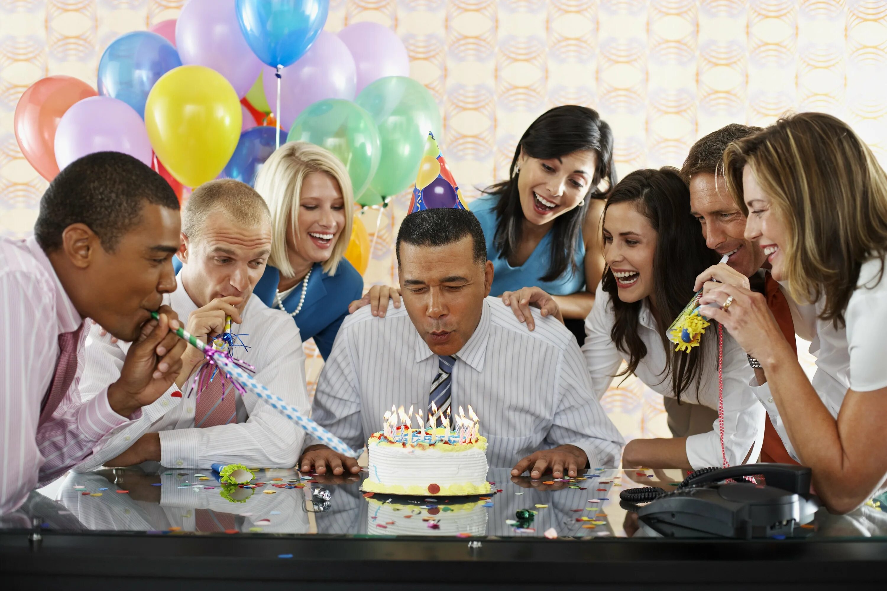 Юбилей сколько лет отмечают. Празднование дня рождения в офисе. Люди празднуют день рождения. Удачно отпраздновать день рождения. Празднование дня рождения в коллективе.