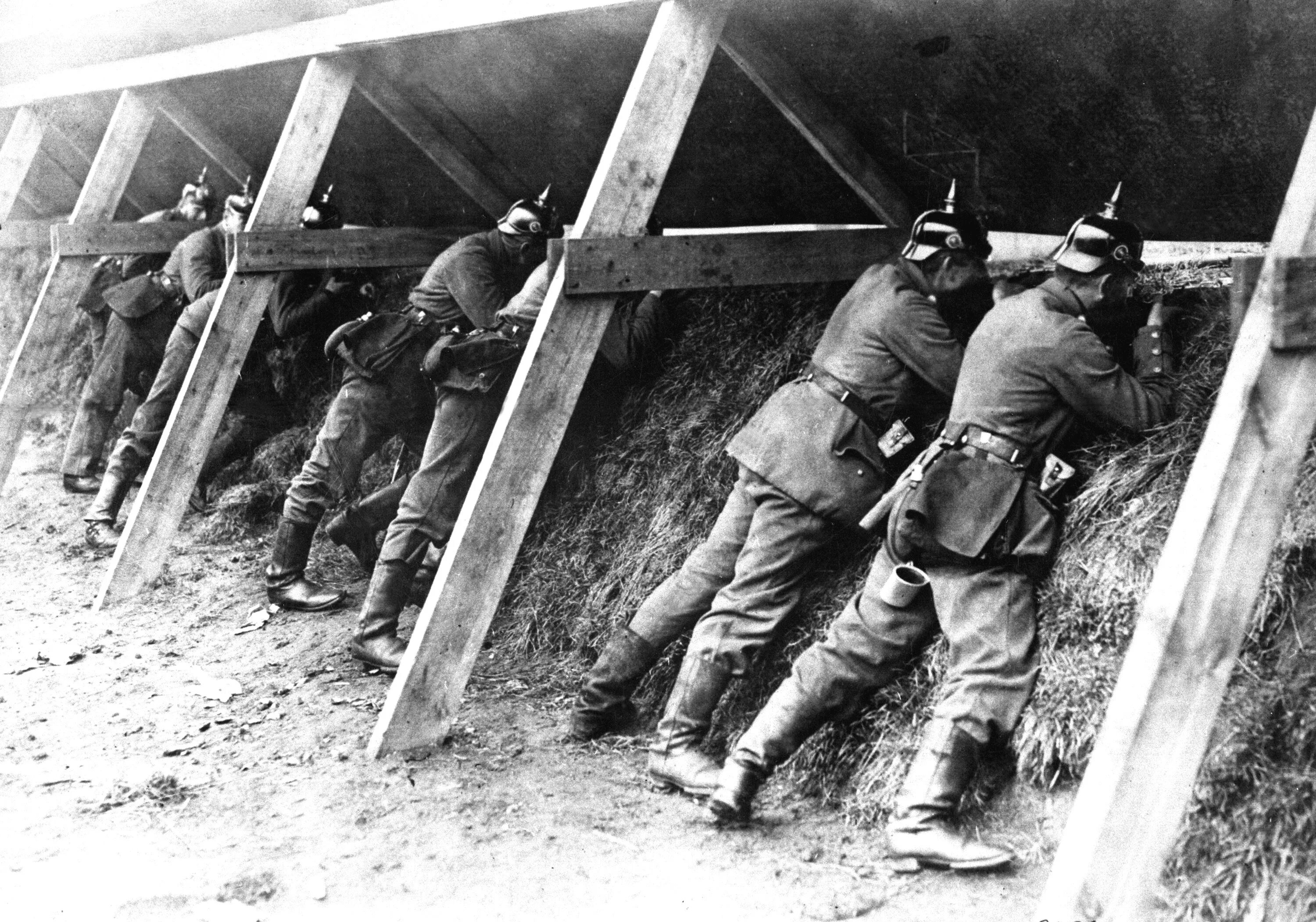 После поражения в войне с германией. Бельгийские солдаты 1914. Немецкие солдаты в траншеях 1918.