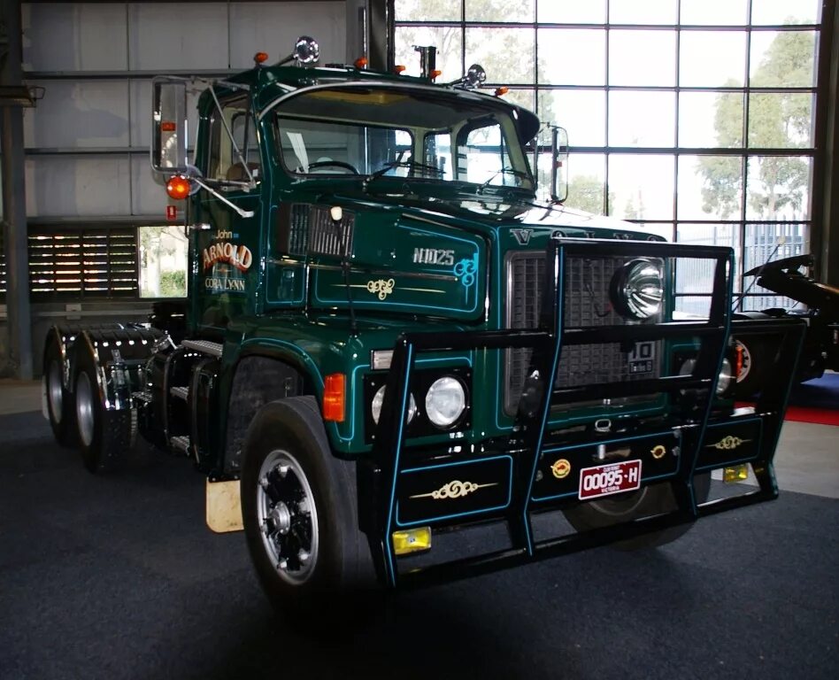 Trailer show. Trailer show. Trailer show. Peterbilt 379 custom sleeper. Peterbilt 389 tuning.