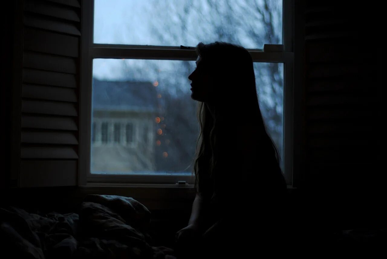 Подхожу к окну и вечер. Девочка у окна. Силуэт в окне. Девушка возле окна. Фотосессия у окна.