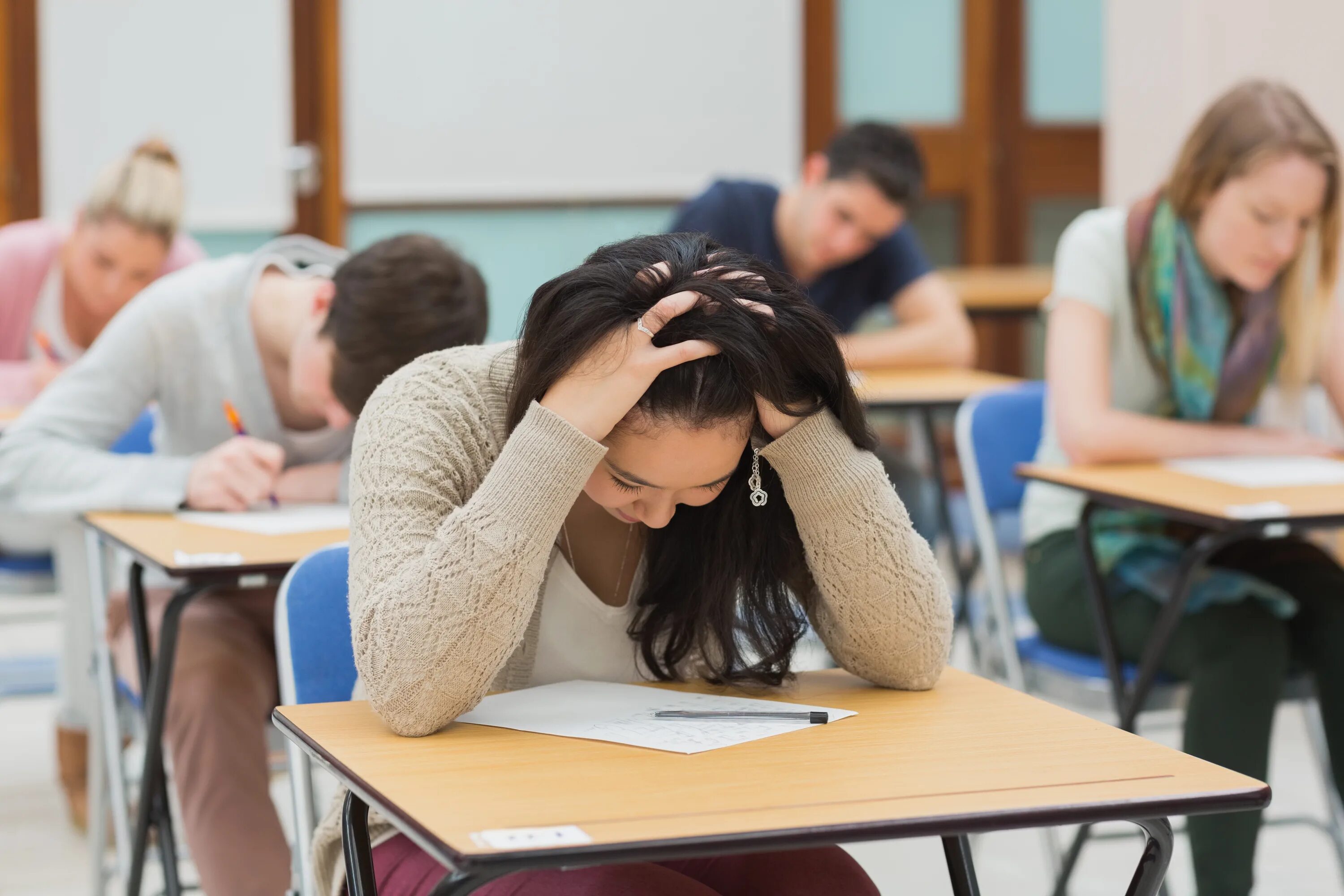 Examination student. Студент на экзамене. Стресс на экзамене. Стресс из за экзаменов. Стресс у студентов.