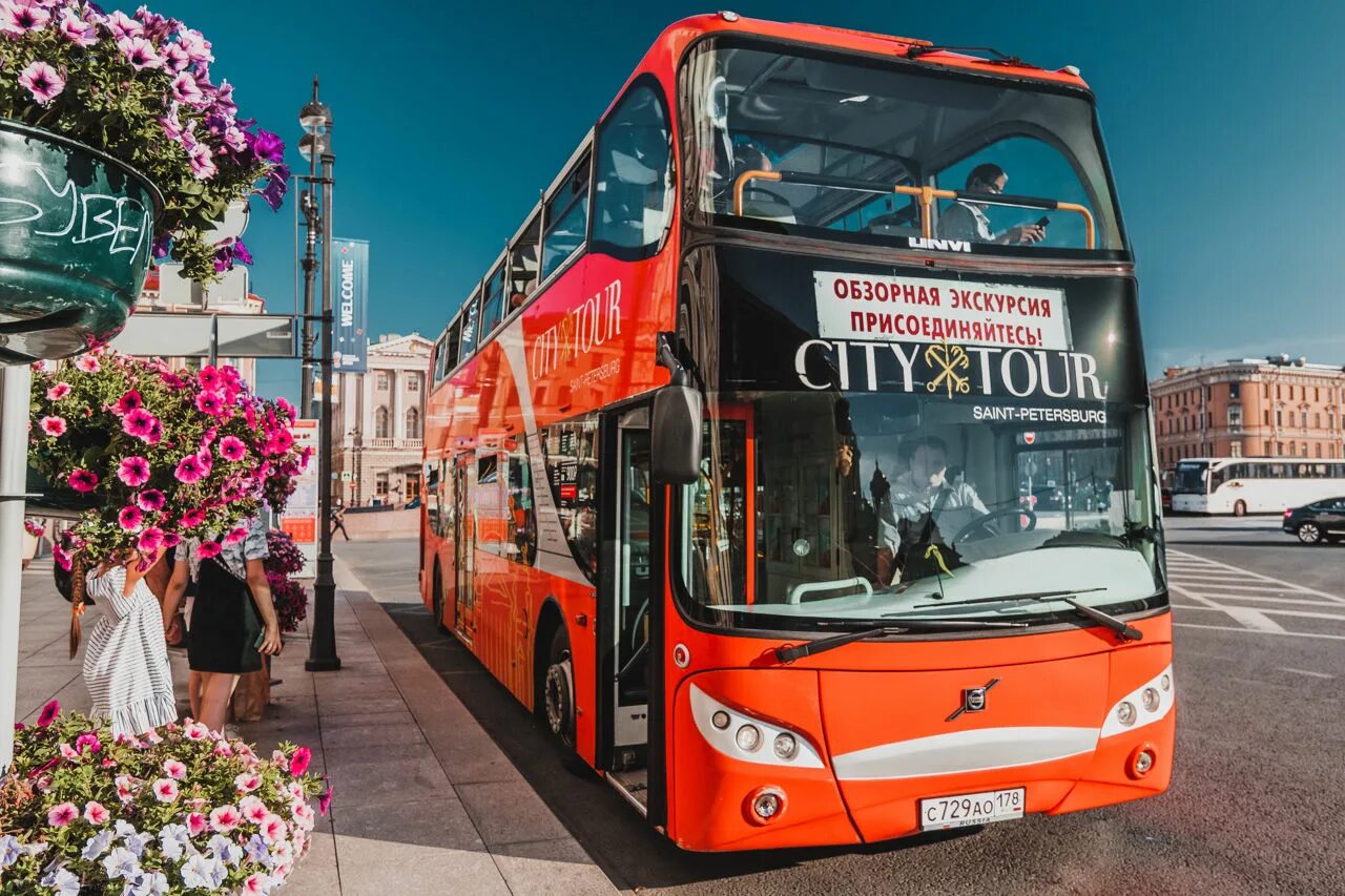 Экскурсия на автобусе. Welcome bus guide tour. Экскурсовод в автобусе. Welcome bus guide tour. Welcome bus guide tour.