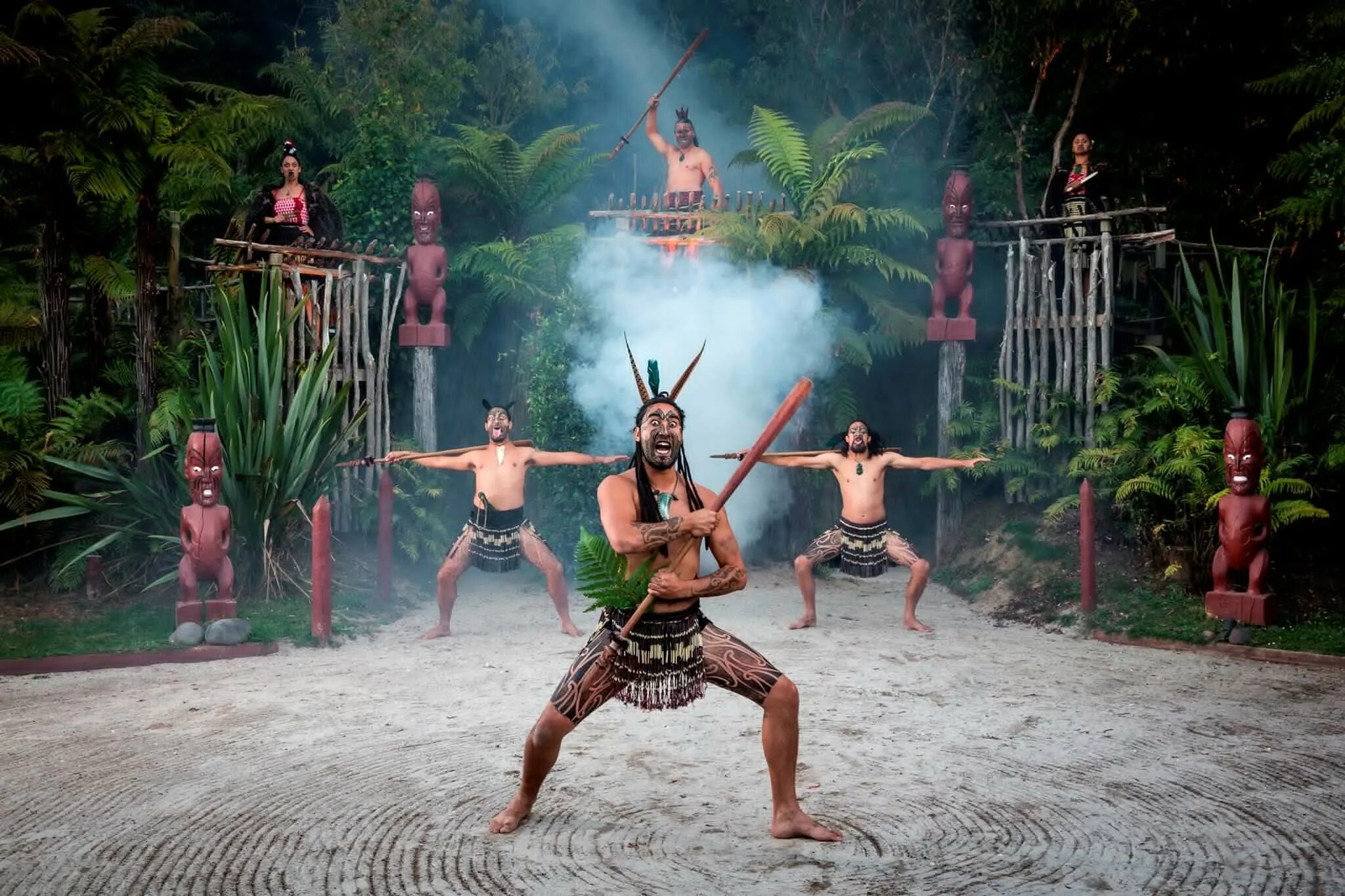 New zealand traditions. Новая Зеландия деревня Тамаки. Роторуа деревня Маори. Маорийская деревня Тамаки. Деревня Маори новая Зеландия.