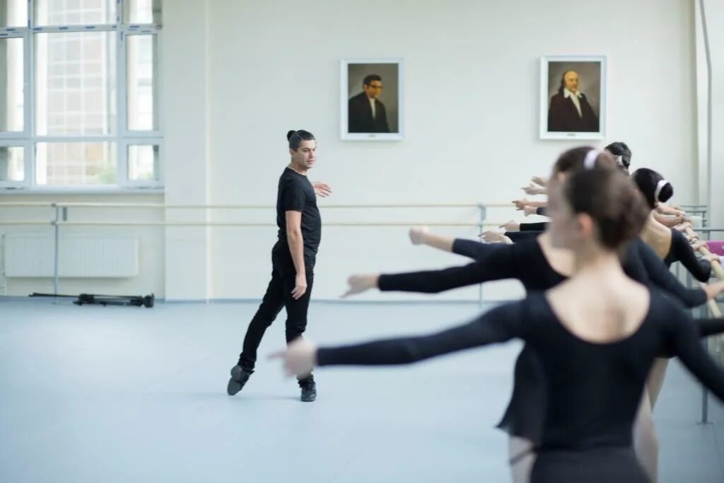 цискаридзе в академии вагановой. цискаридзе училище. академия балета вагановой цискаридзе. цискаридзе у балетной академии. академия балета вагановой и николай цискаридзе.