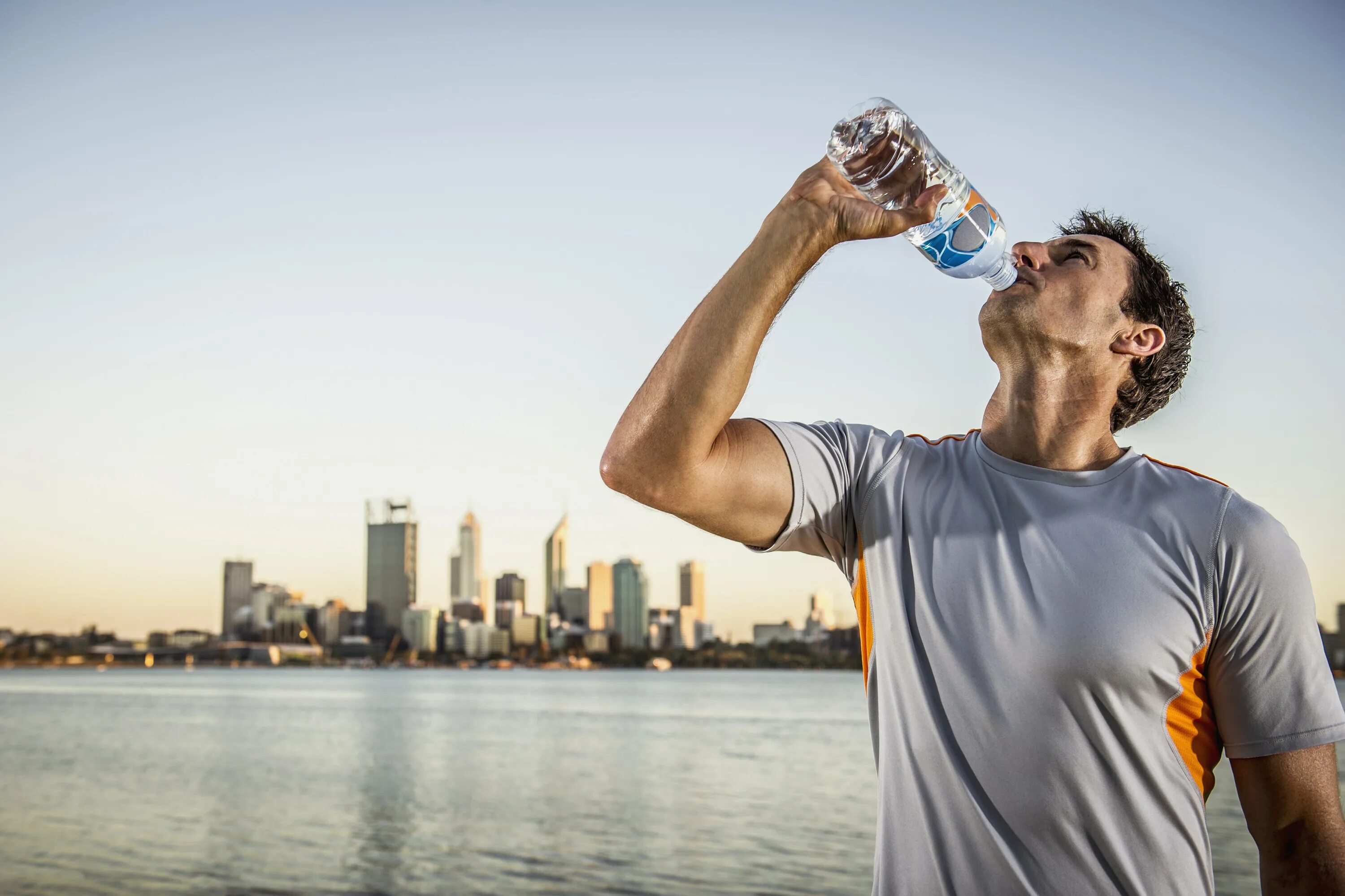 Without drinking. Мужчина пьет воду. Парень с бутылкой воды. Человек пьет воду из бутылки. Чел с бутылкой воды.