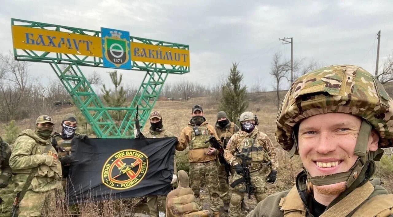 Боец чвк вагнер. Разрушенный город. Чвк вагнер. Руины украины. Украинские военные.