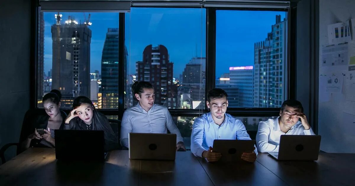 Работа ночью без опыта работы. Люди в офисе. ночная работа в офисе. the офис. офис вечером.