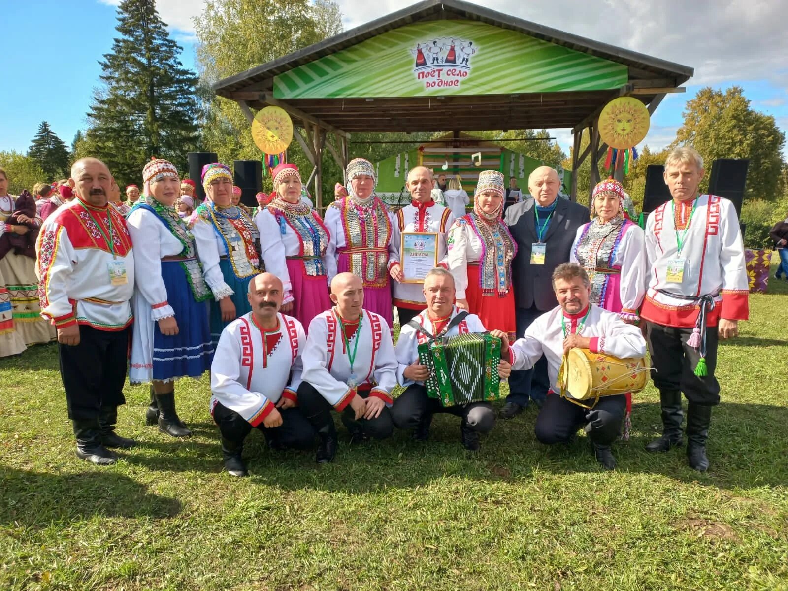 Луганские узоры ансамбль. Конкурс фестиваль ансамблей в новомосковске. Поет село родное красноярск. Фестиваль поет село родное. Дом народного творчества.
