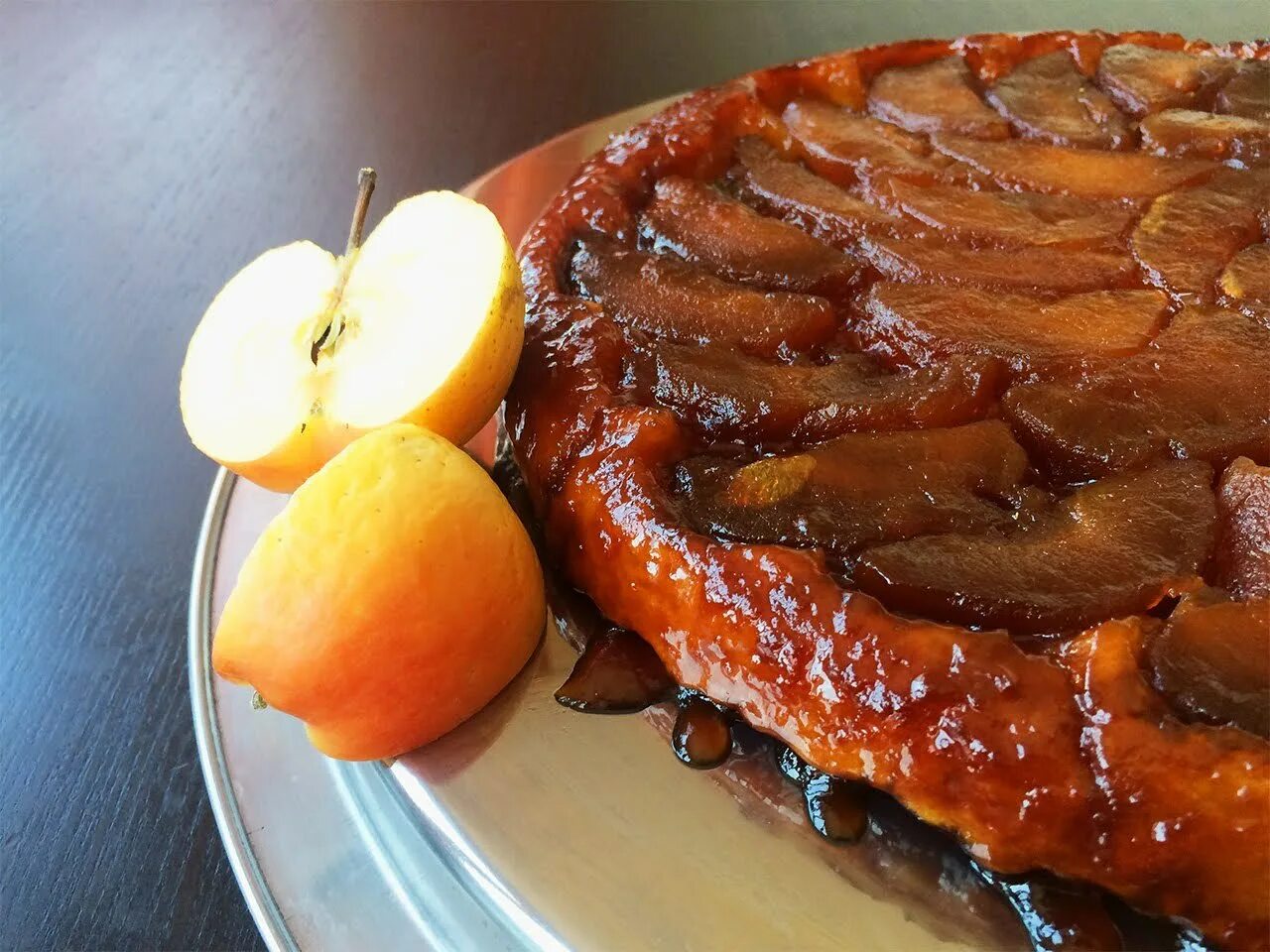 Пирог-перевёртыш со сливами (тарт татен). Сливовый перевертыш. Пирог перевертыш с грибами. Бананово-карамельный пирог-перевертыш. Тартатен с ананасами.